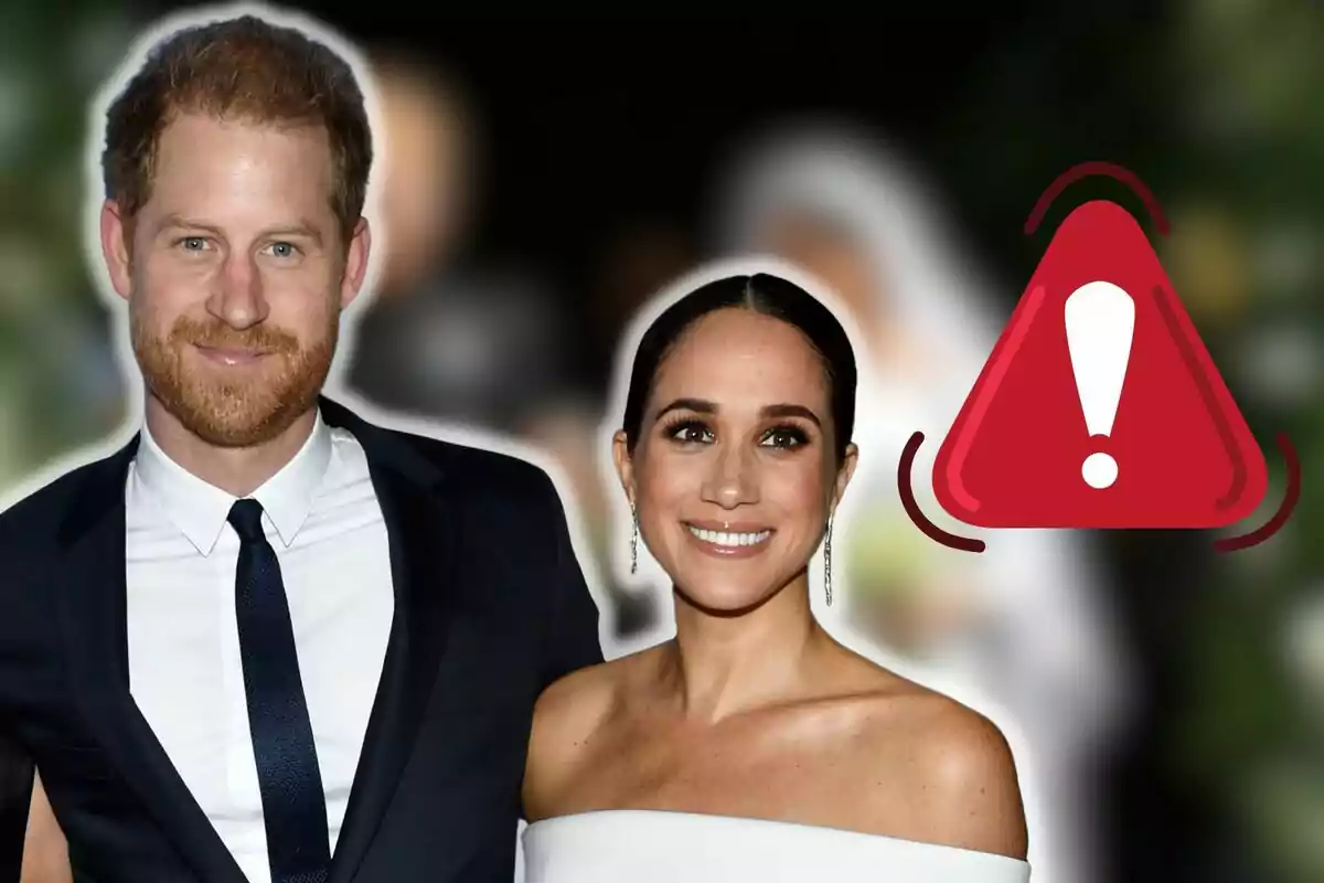 El príncep Harry i Meghan Markle somrient posant junts amb un símbol d'advertiment vermell al costat.