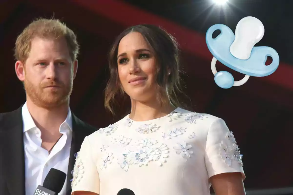 El príncep Harry i Meghan Markle vestida de manera elegant sosténen micròfons mentre al fons apareix un xumet blau dibuixat.
