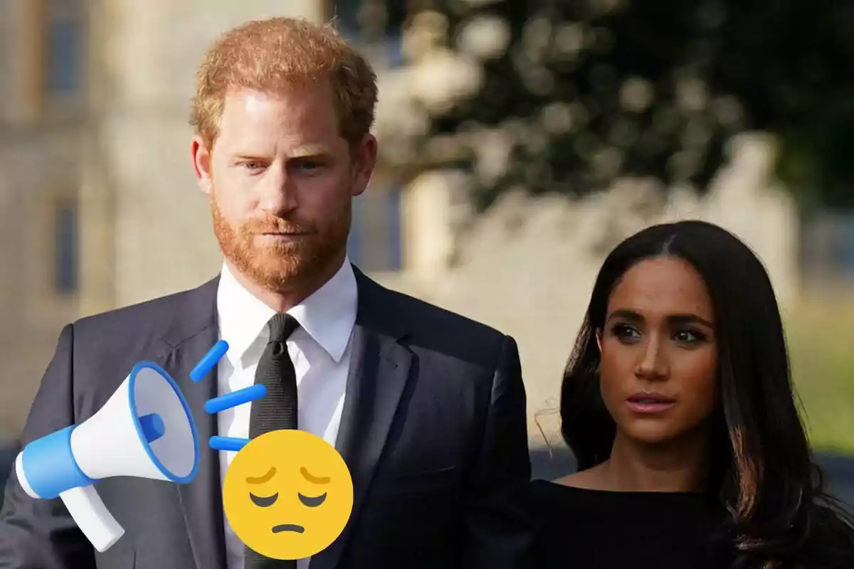 El príncep Harry i Meghan Markle caminant junts a l'aire lliure amb un megàfon i un emoji de cara trist superposats a la imatge.