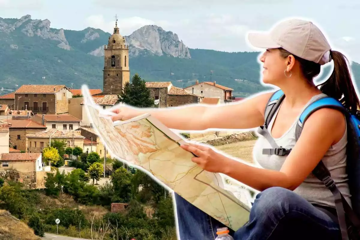 Muntatge amb un paisatge d'un poble al bell mig de la muntanya i una dona amb una motxilla i un mapa