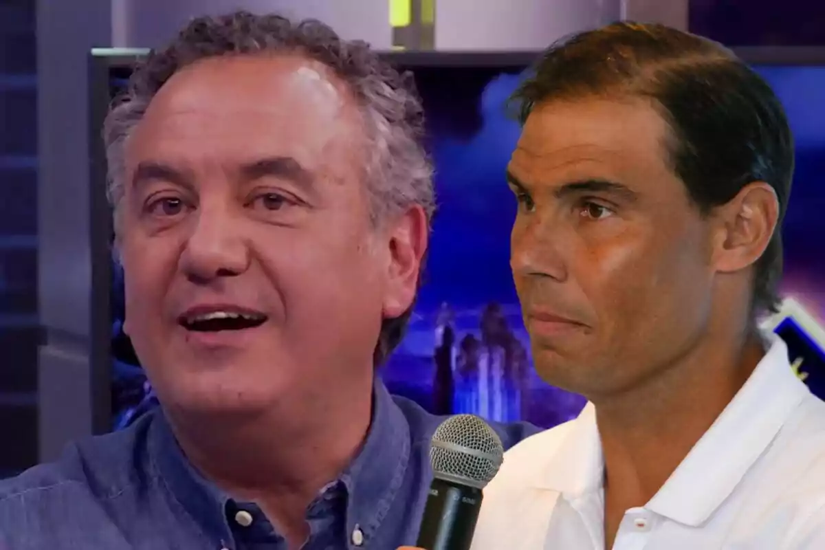 Dos homes, un amb camisa blava i l'altre amb camisa blanca, són en un entorn d'estudi de televisió.