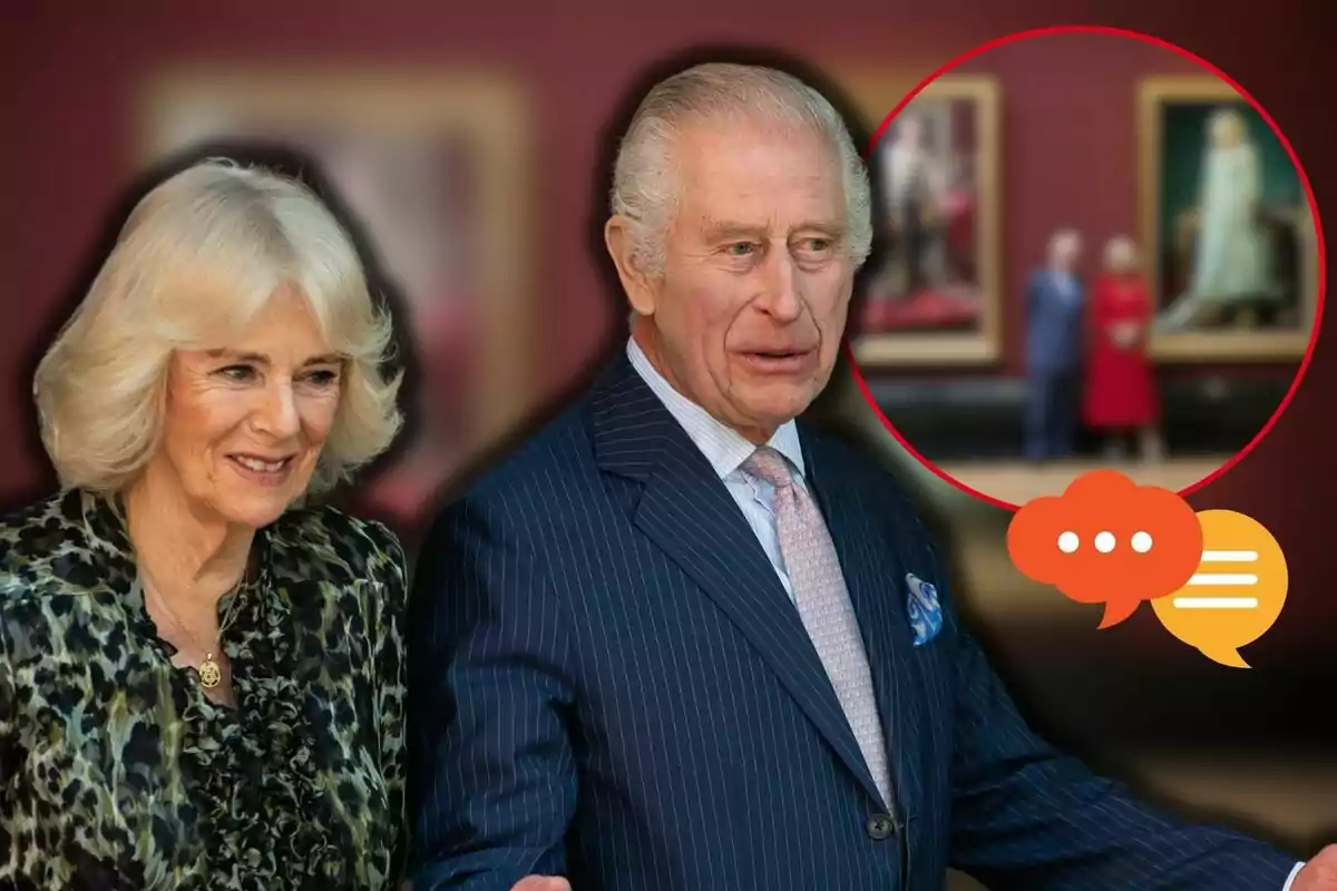 La reina Camila i Carles III somriu mentre està dempeus davant d'un fons de quadres emmarcats, amb un cercle que mostra una imatge borrosa d'ells mateixos en una galeria d'art.