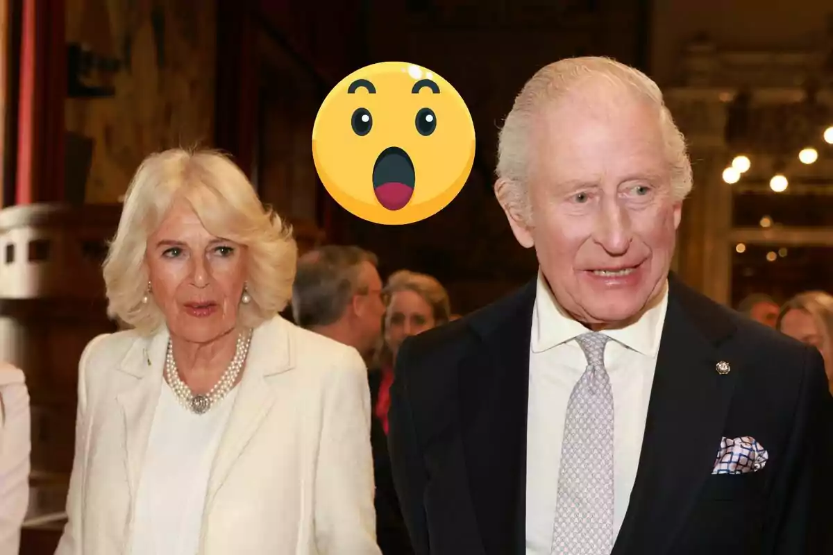 La reina Camila y Carlos III vestidas elegantemente en un evento con un emoji sorprendido sobre ellos.