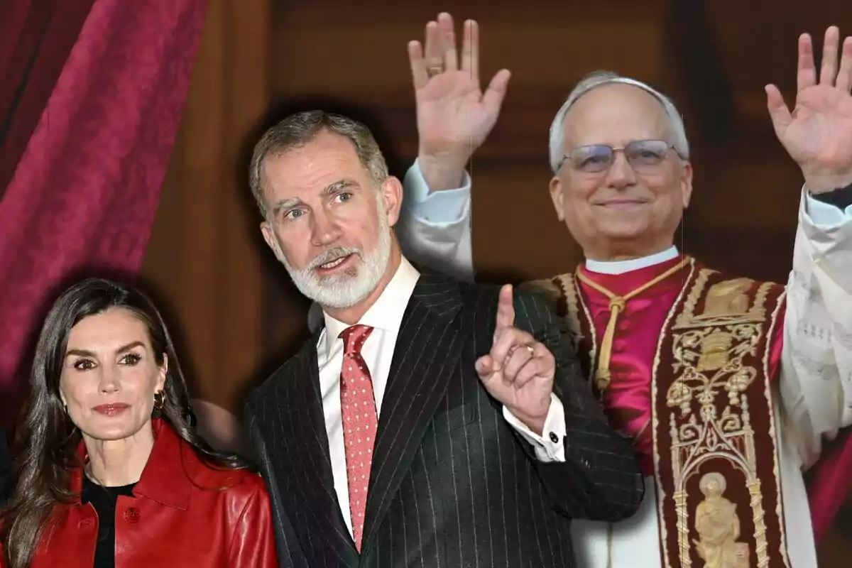 La reina Letícia i Felip VI en primer pla amb un fons del papa Lleó XIV saludant.