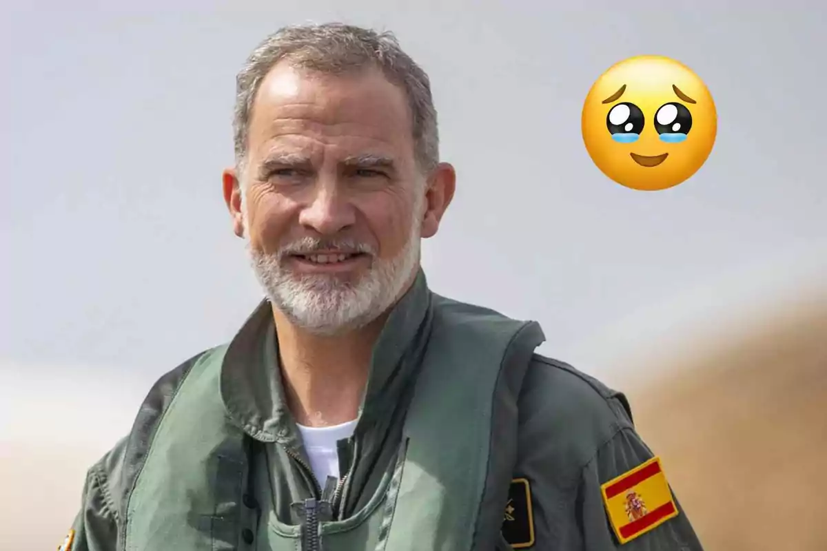 Felipe VI amb uniforme militar amb la bandera d’Espanya a la màniga i un emoji de carona amb ulls brillants i llàgrimes al fons