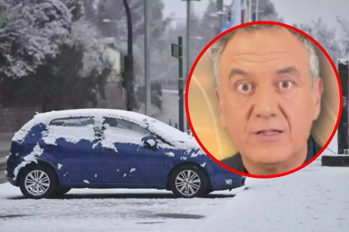 Un coche azul cubierto de nieve estacionado en una calle nevada con un círculo rojo que muestra el rostro de una persona.