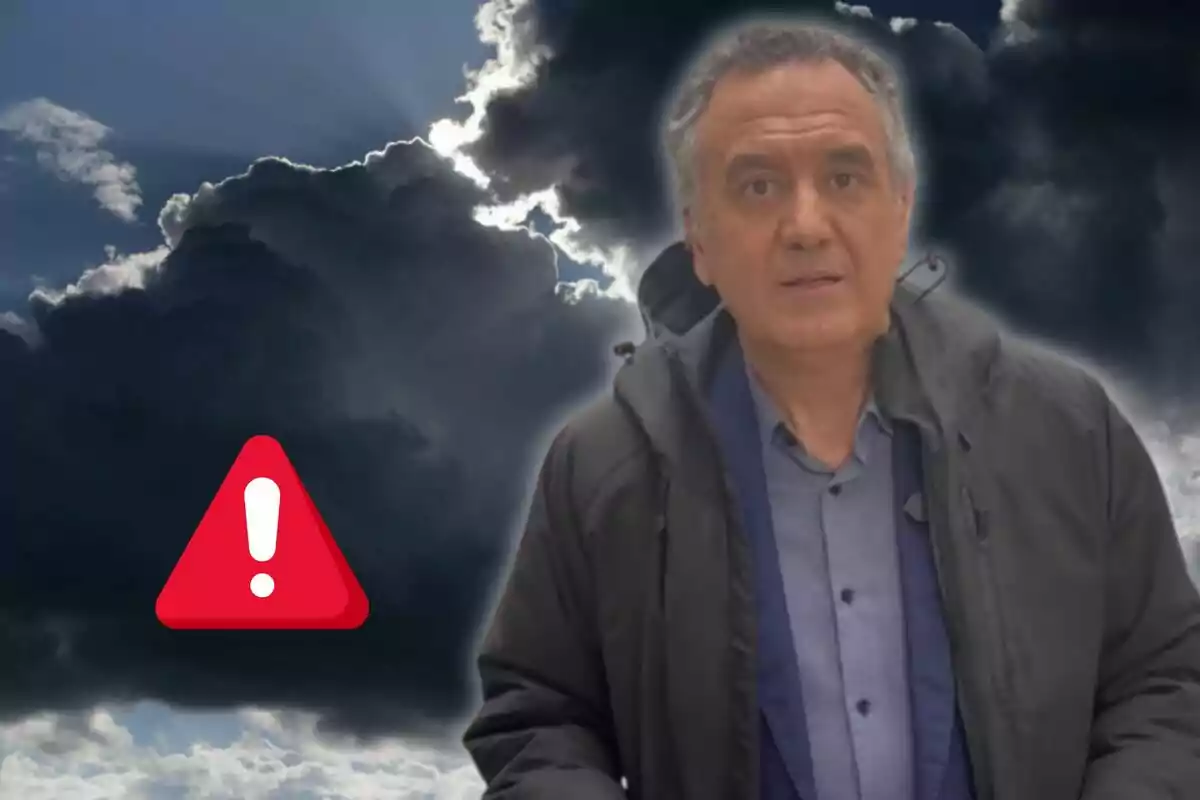 Roberto Brasero amb jaqueta fosca davant d'un cel ennuvolat amb un símbol d'advertència vermell.