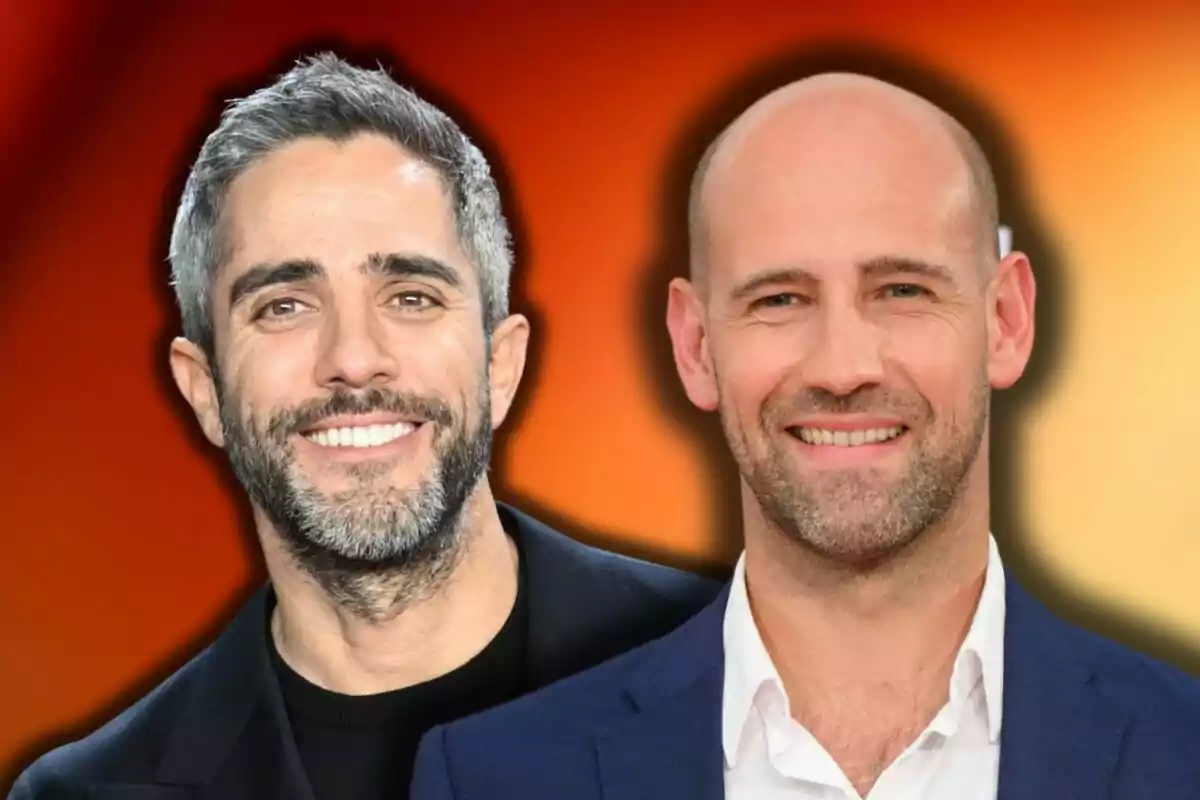 Roberto Leal i Gonzalo Miró somrients posen junts davant d’un fons degradat en tons taronja