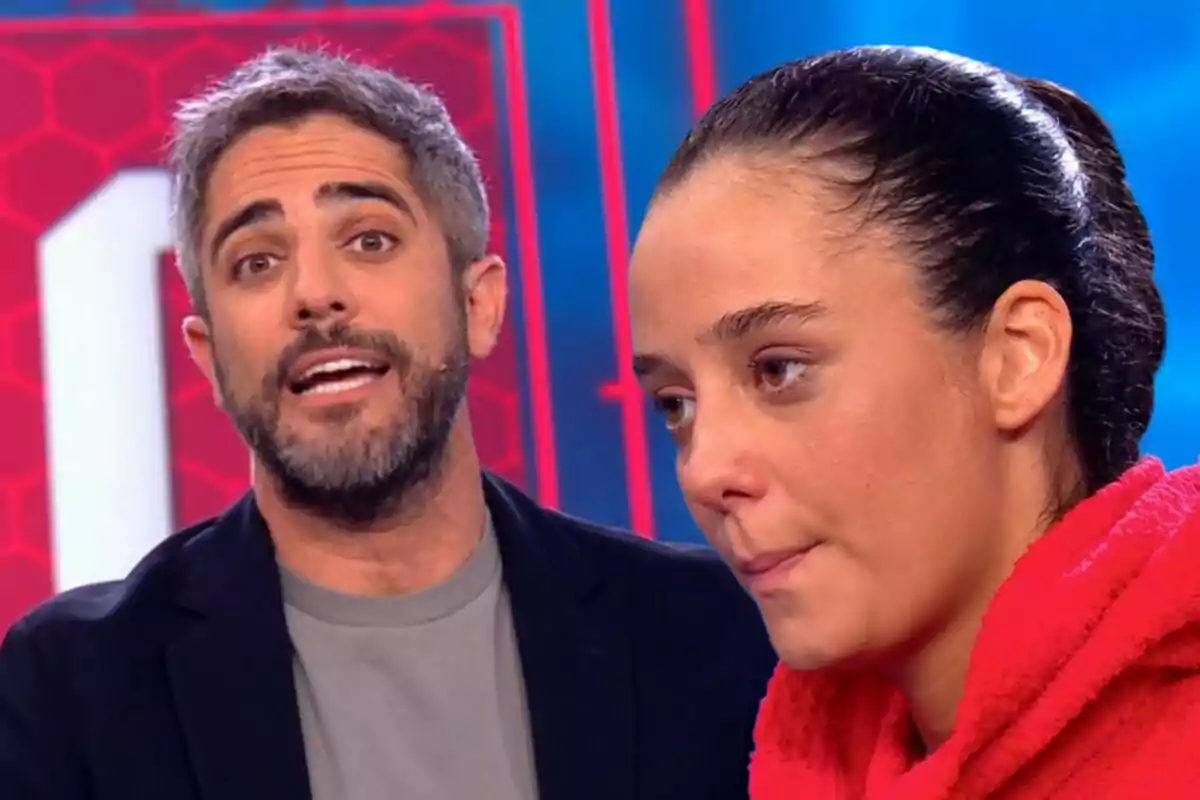 Roberto Leal i Victoria Federica en un programa de televisió, una sembla estar parlant mentre l'altra escolta amb expressió seriosa.