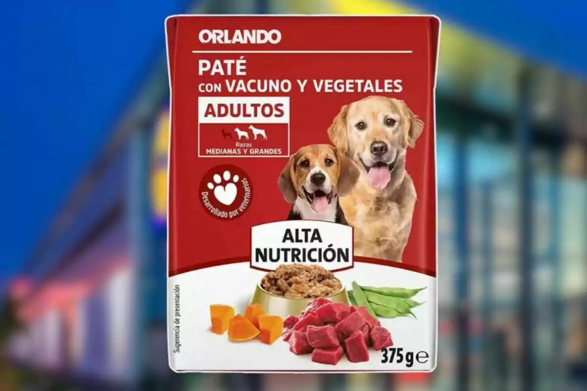 Paquet de menjar per a gossos adults de races mitjanes i grans amb paté de vedella i vegetals d'alta nutrició de 375 grams amb imatges de dos gossos a la part frontal. Paquet de menjar per a gossos adults de races mitjanes i grans amb paté de vedella i vegetals d'alta nutrició de 375 grams amb imatges de dos gossos a la part frontal.