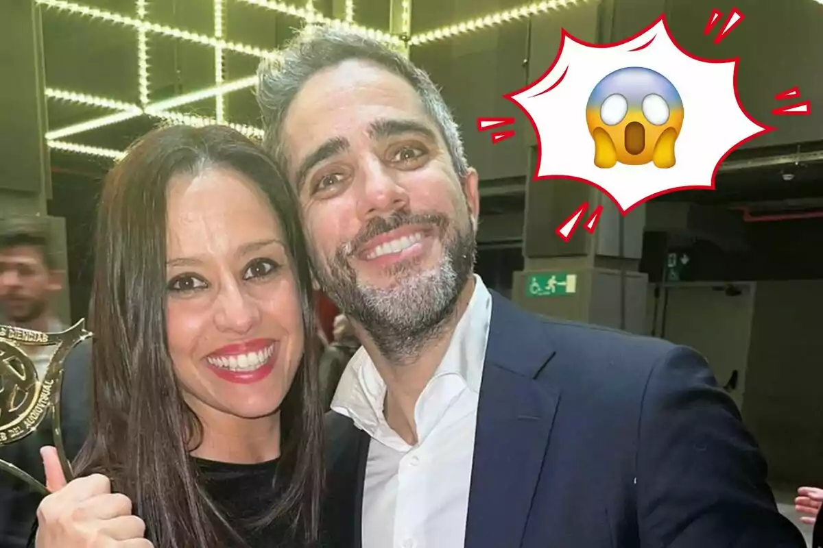 Sara Rubio i Roberto Leal somriuen mentre ella sosté un trofeu, amb un emoji sorprès al cantó superior dret.