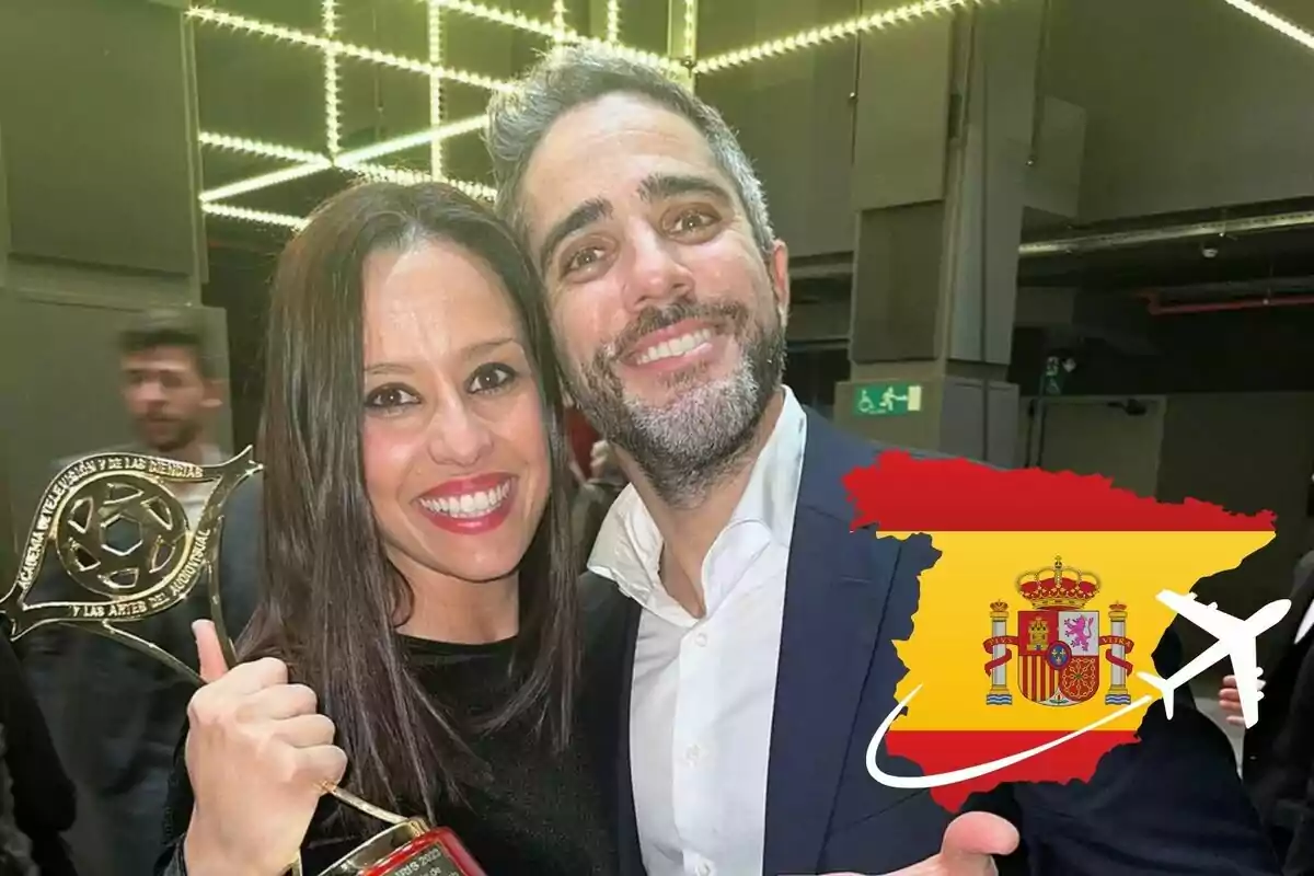 Sara Rubio i Roberto Leal somrients posen amb un trofeu, amb una bandera d'Espanya i un avió superposats a la cantonada inferior dreta.