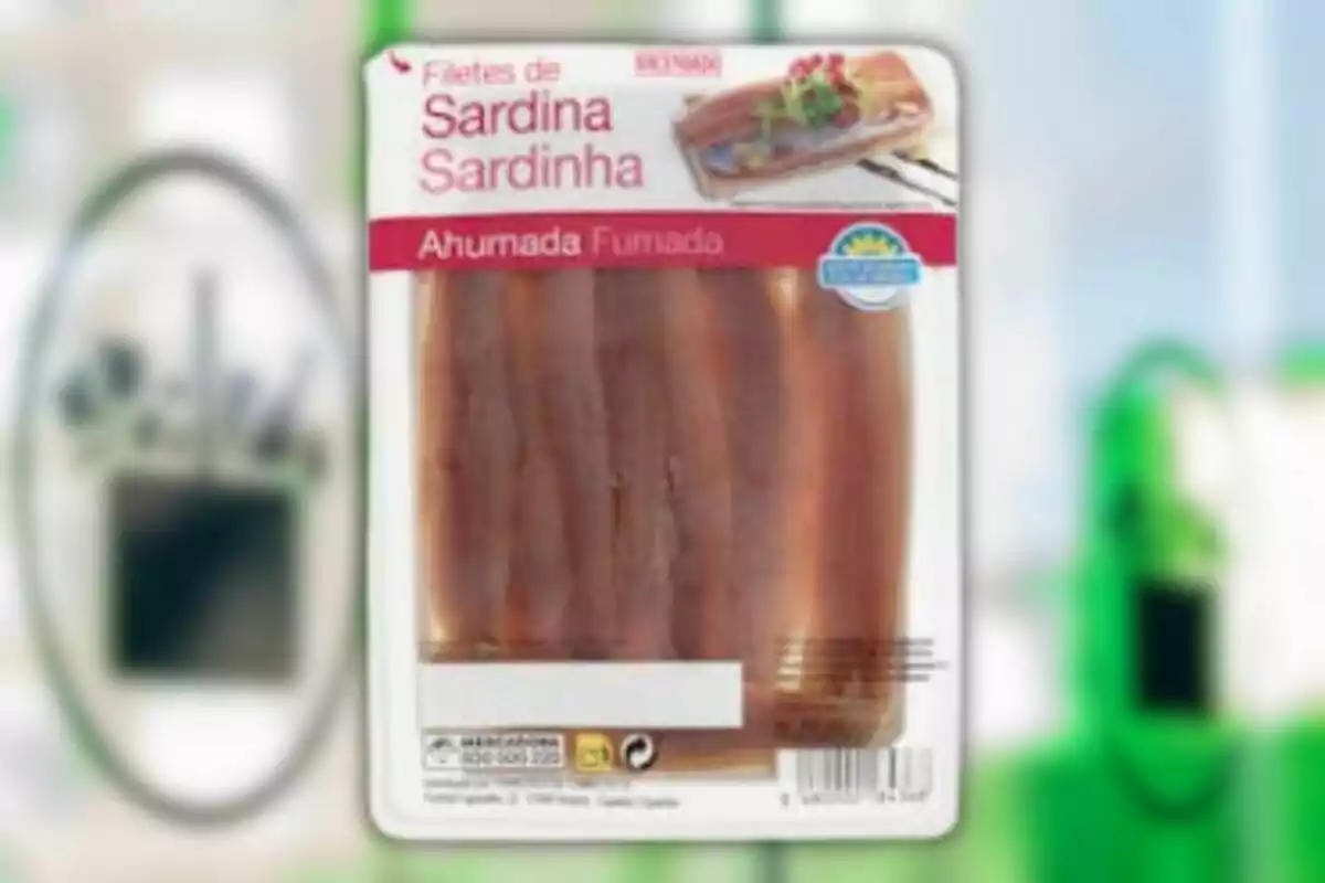 Envàs de filets de sardina fumada en presentació al buit amb etiqueta en espanyol i portuguès Envàs de filets de sardina fumada en presentació al buit amb etiqueta en espanyol i portuguès