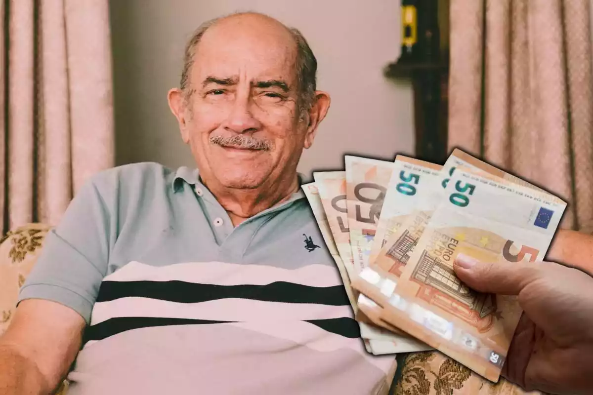 Muntatge d'un senyor gran assegut en un sofà ia la dreta una mà subjectant bitllets d'euro de 50 €`