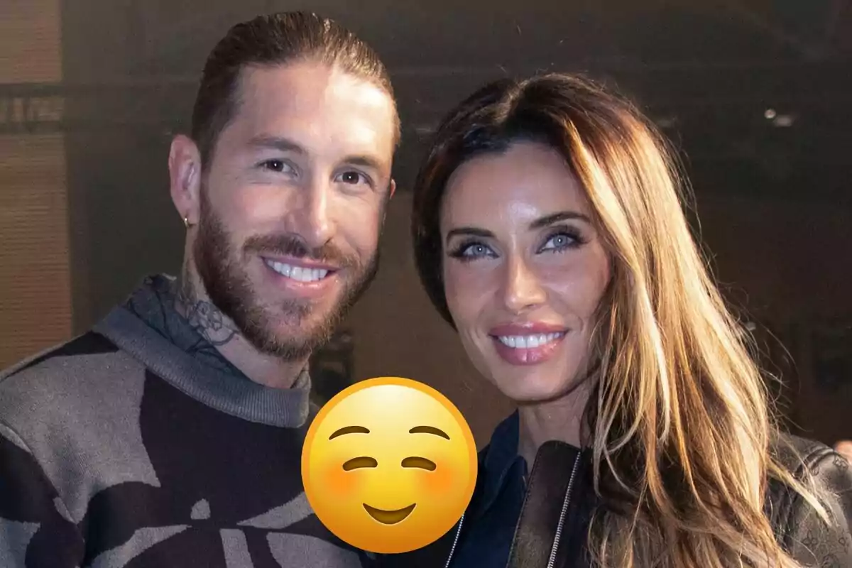 Sergio Ramos i Pilar Rubio somrient a la càmera amb un emoji somrient cobrint part de la imatge