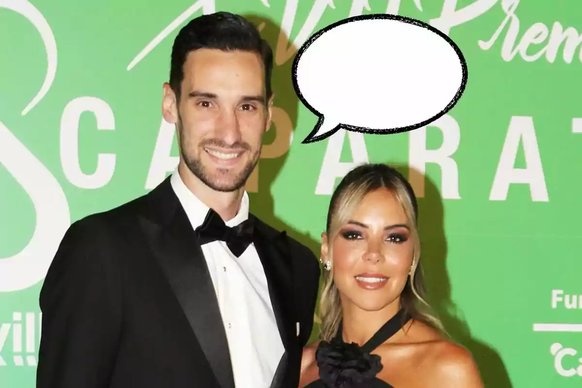 Sergio Rico i Alba Silva vestits de gala, amb Sergio a esmòquing i Alba en un vestit negre, posant davant d'un fons verd amb text i un globus de diàleg buit sobre els seus caps.