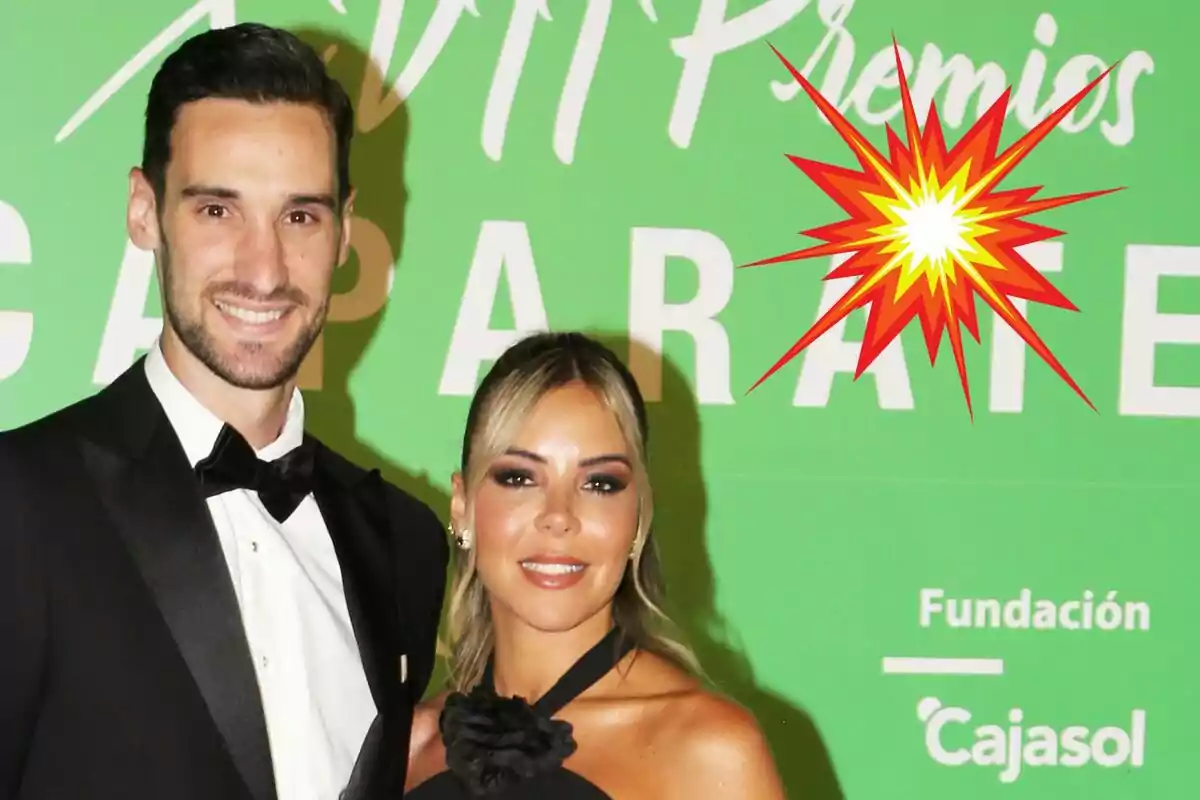 Sergio Rico i Alba Silva vestida de gala posa davant un fons verd amb text blanc.