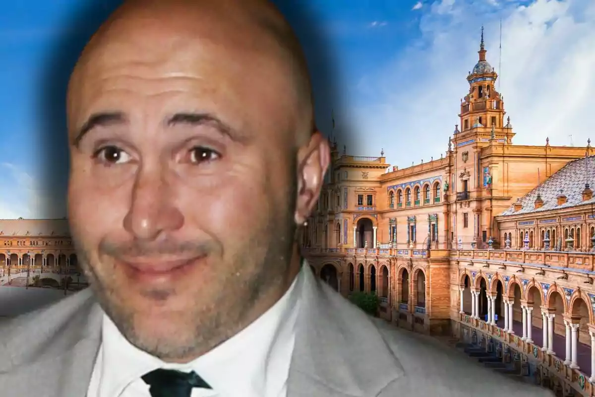 Kiko Rivera amb vestit clar somriu davant la Plaça d’Espanya de Sevilla