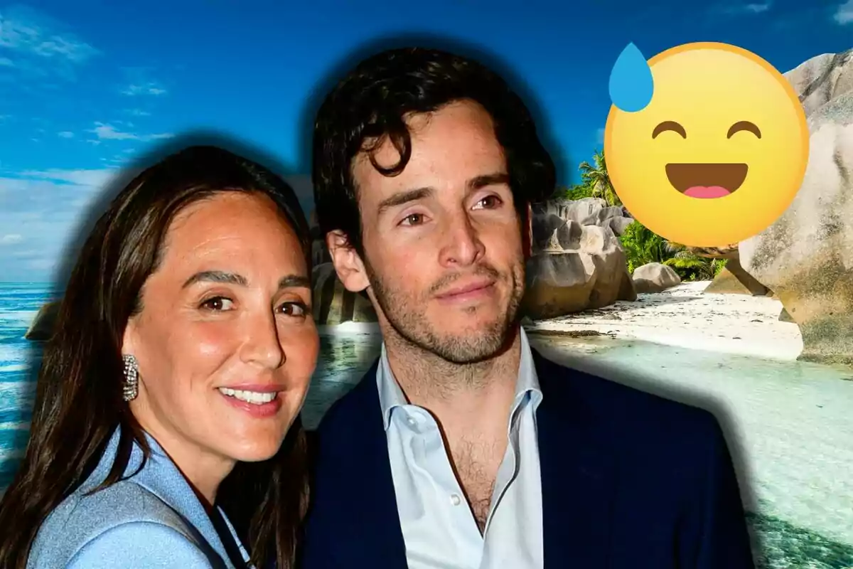 Tamara Falcó i Íñigo Onieva somrients posant davant d'un paisatge de platja amb un emoji de cara somrient amb gota de suor a la cantonada superior dreta.