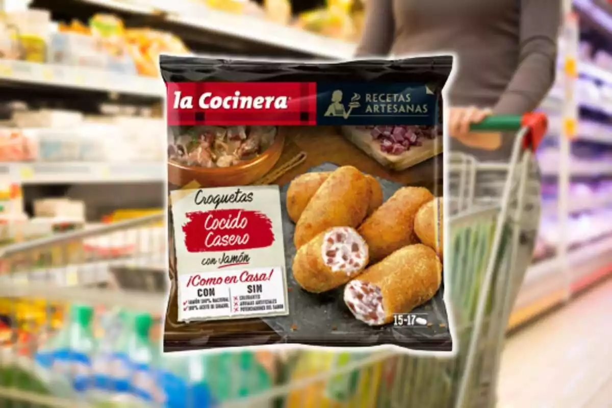 Muntatge amb una persona amb un carretó en un supermercat de fons i la bossa de croquetes de bullit de la marca La Cocinera