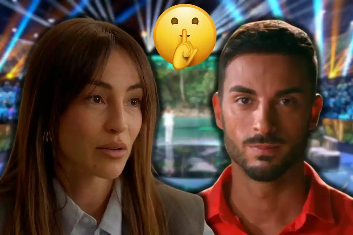 Ana Solma i Borja González miren endavant amb un emoji de silenci sobre un fons de llums brillants.