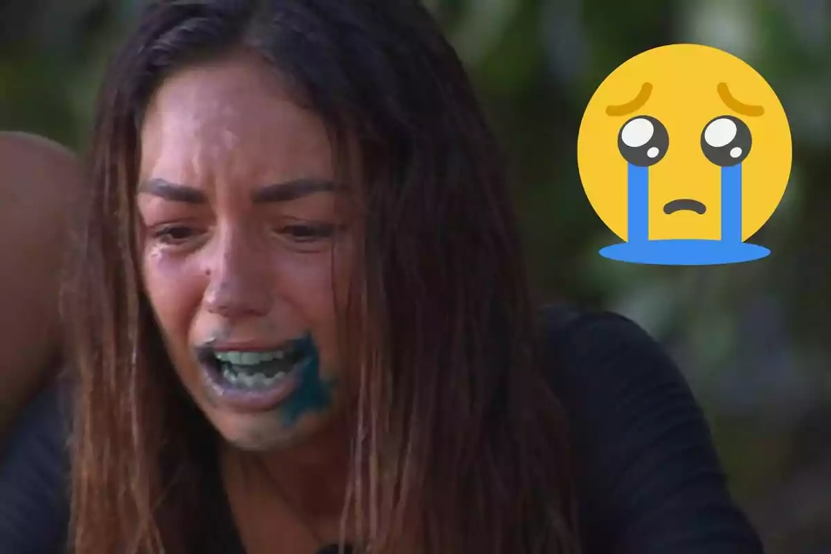 Anita amb expressió d'angoixa i la boca tacada de blau al costat d'un emoji plorant.