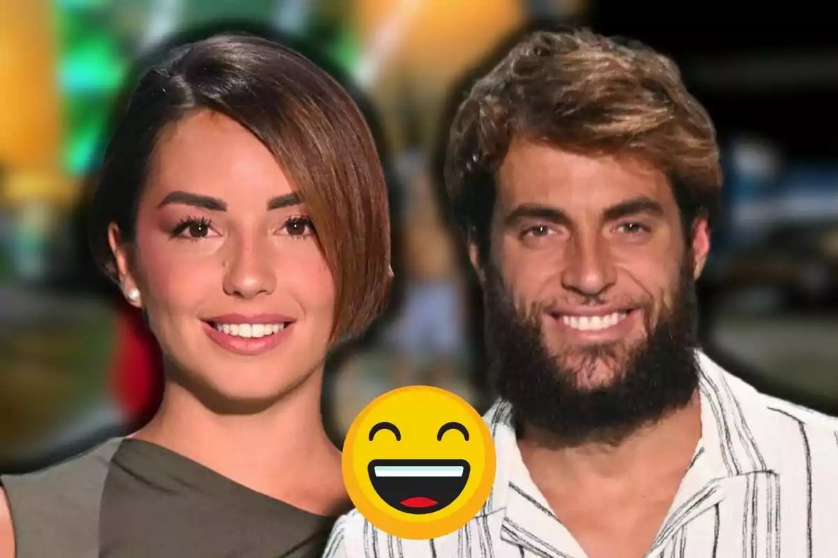 Anita i Montoya somrients amb un emoji de cara feliç al centre