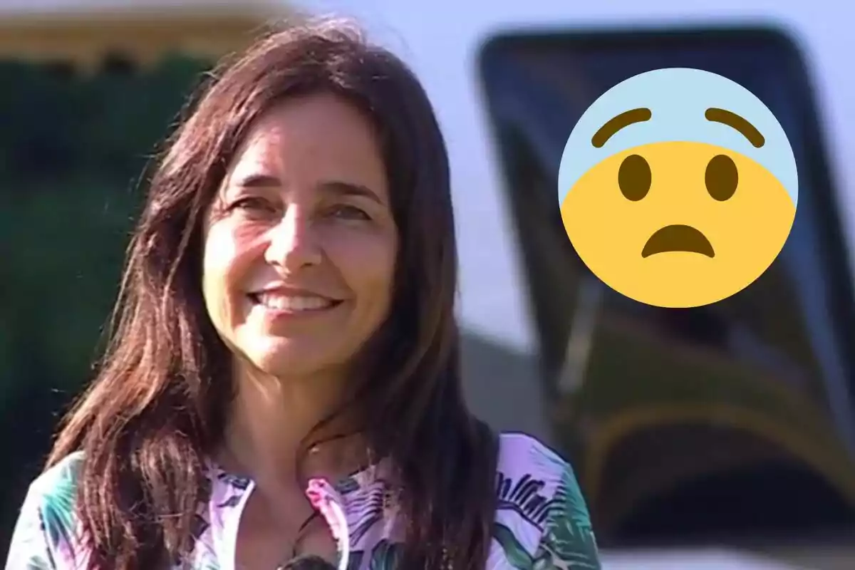 Una dona somrient amb cabell fosc i un emoji de cara preocupada superposat.