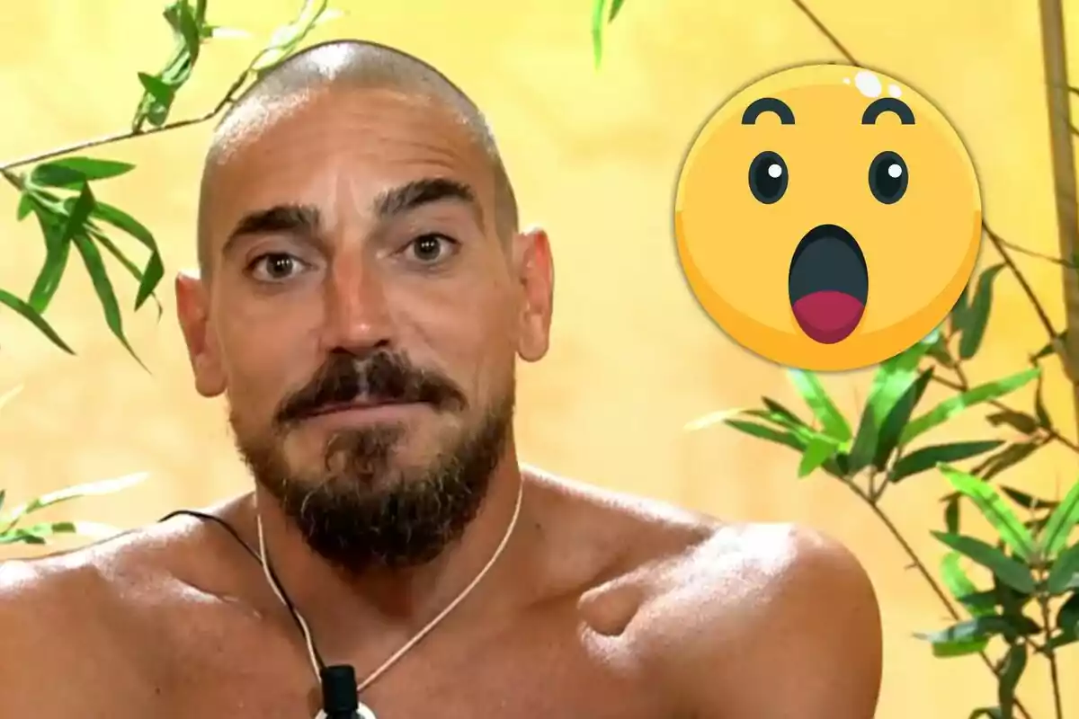 Damián Quintero amb expressió seriosa al costat d’un emoji de sorpresa sobre un fons groc amb plantes verdes