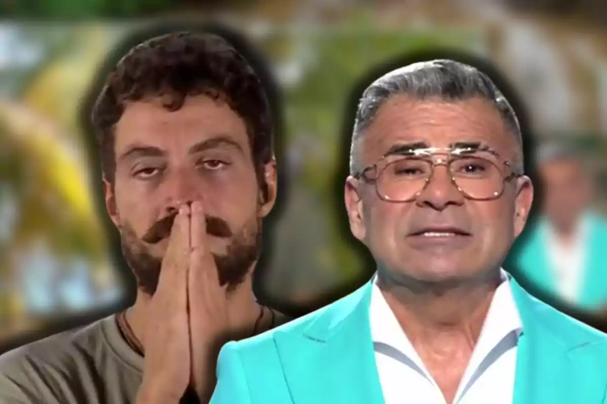 Joshua Velázquez i Jorge Javier Vázquez en primer pla, un amb expressió seriosa i mans juntes, l'altre amb ulleres i jaqueta turquesa, fons desenfocat.