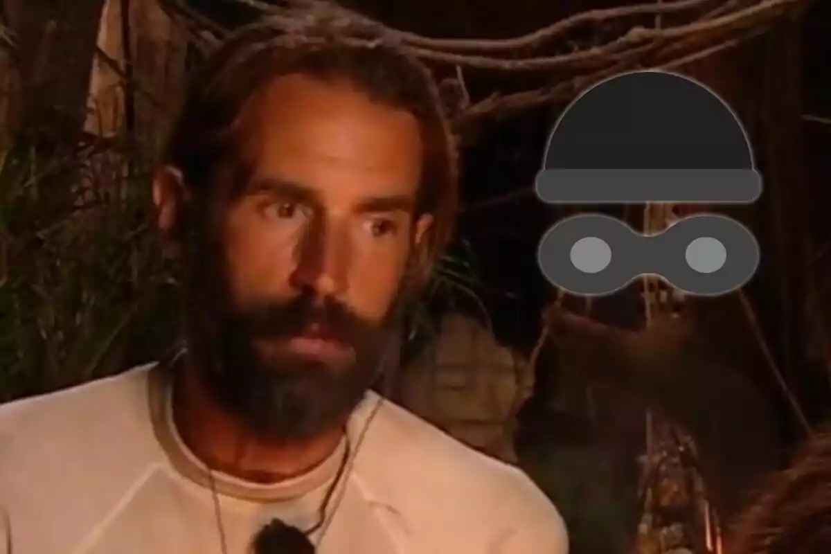 Álex Adrover en un entorn fosc amb una icona de lladre superposada.