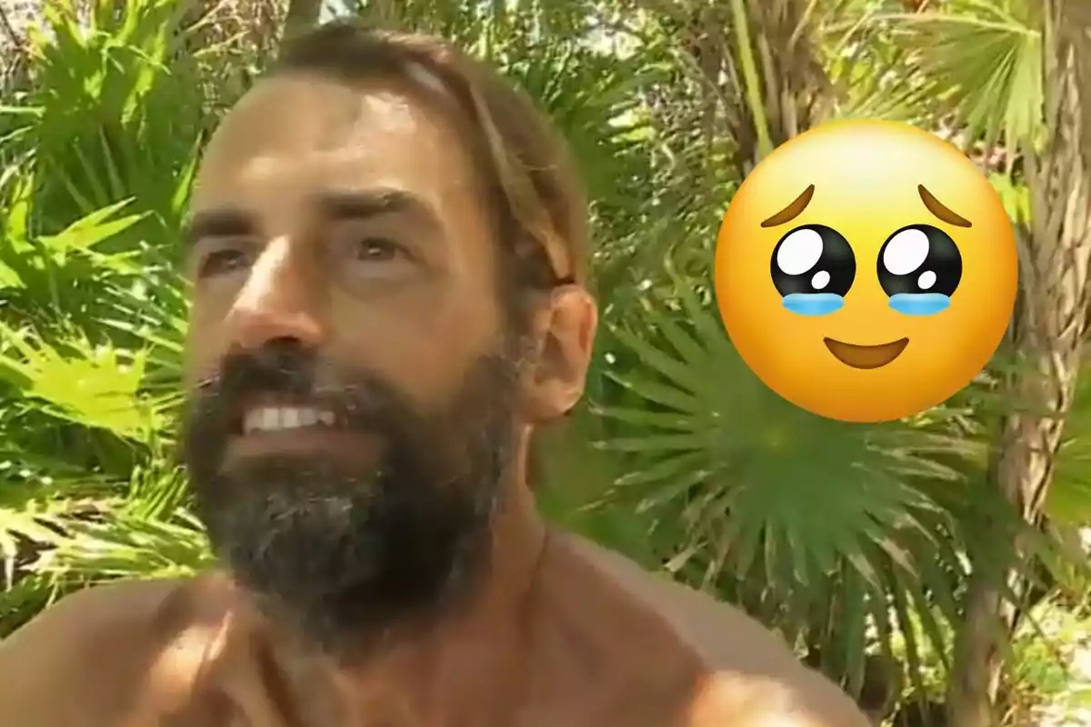 Álex Adrover somriu a l'aire lliure envoltat de vegetació mentre un emoji amb ulls plorosos apareix al seu costat.