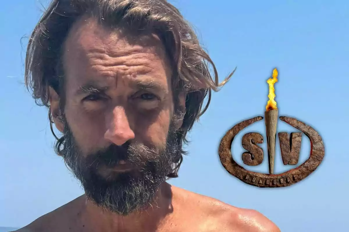 Álex Adrover és a l'aire lliure amb un logotip de "SV" al costat.