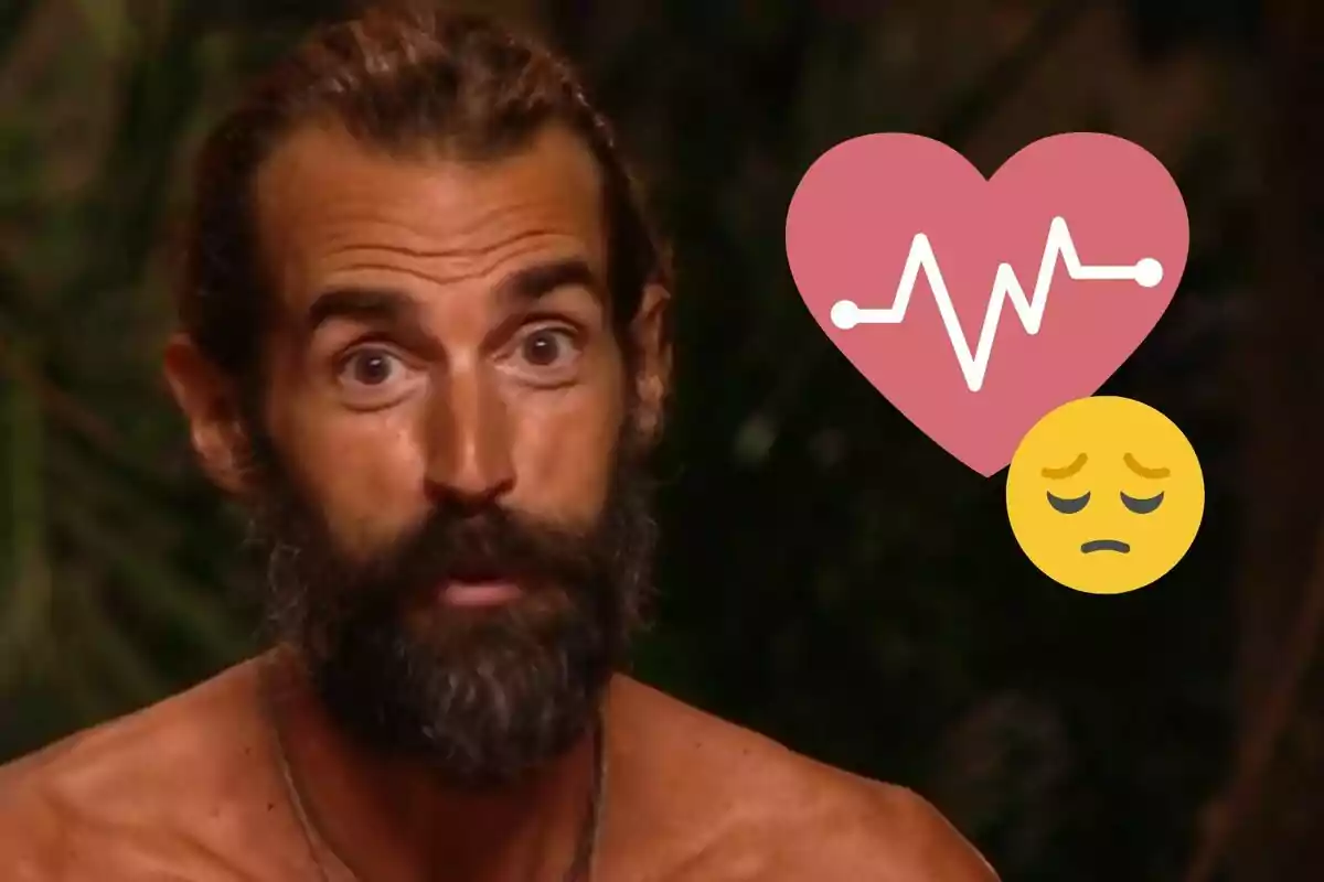 Álex Adrover amb expressió seriosa, al costat d’un cor amb línia de pols i una carona trista