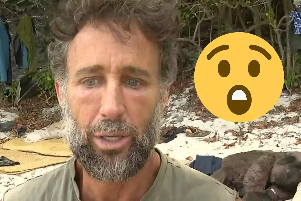 Álvaro Muñoz Escassi en una platja amb un emoji sorprès al costat.