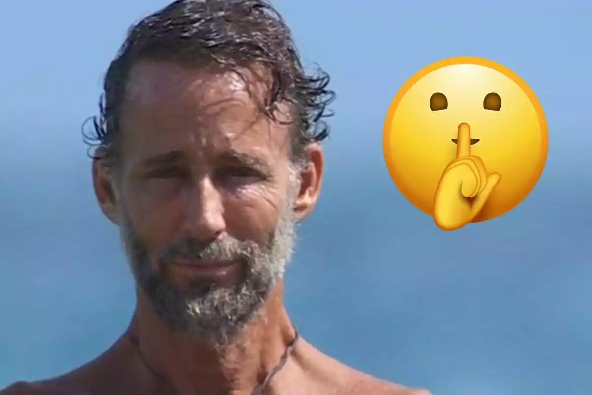 Álvaro Muñoz Escassi davant del mar amb un emoji de silenci al seu costat