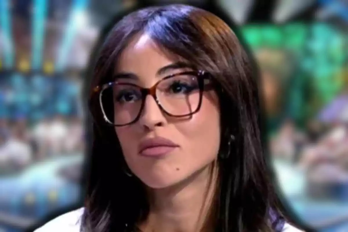 Ana Solma amb expressió seriosa en un estudi de televisió desenfocat