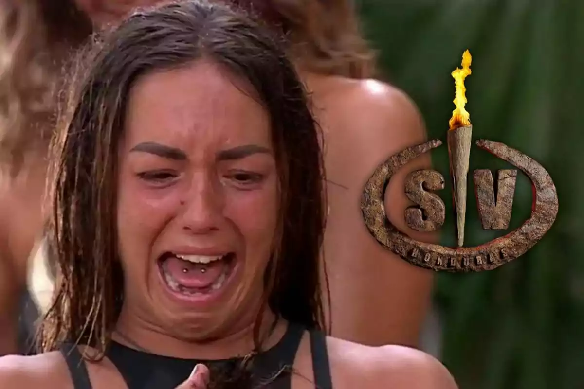 Anita plorant amb una expressió d’angoixa durant un reality show de supervivència amb el logotip de Supervivientes Honduras a la dreta