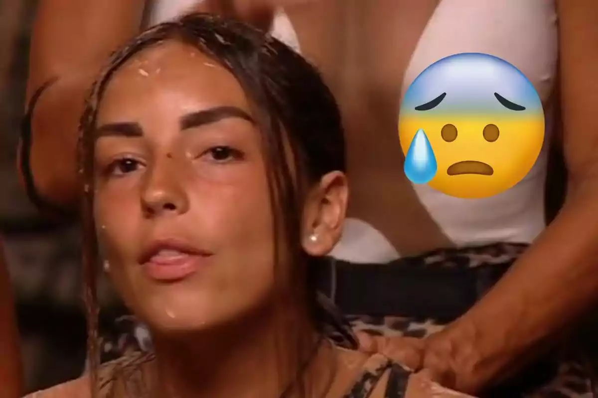Anita amb expressió seriosa i gotes a la cara mentre un emoji de tristesa apareix al seu costat