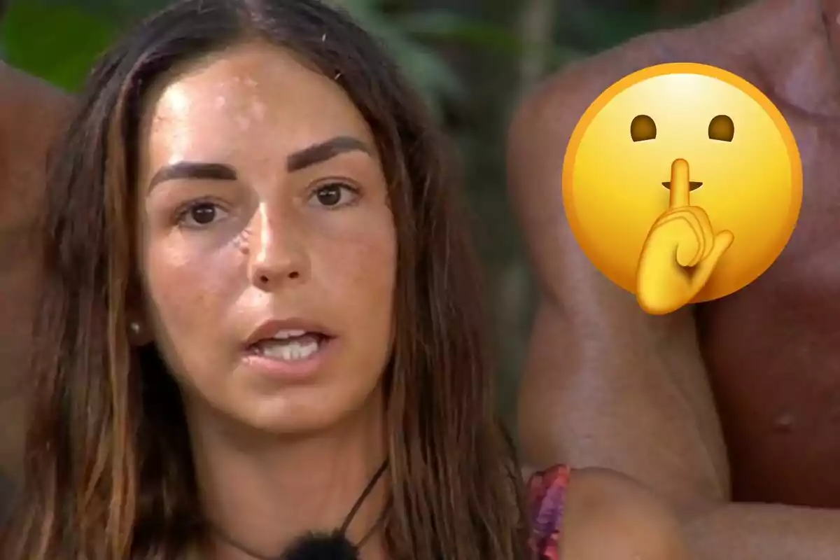L'Anita està parlant, mentre un emoji de silenci apareix sobre l'espatlla d'una persona al seu costat.