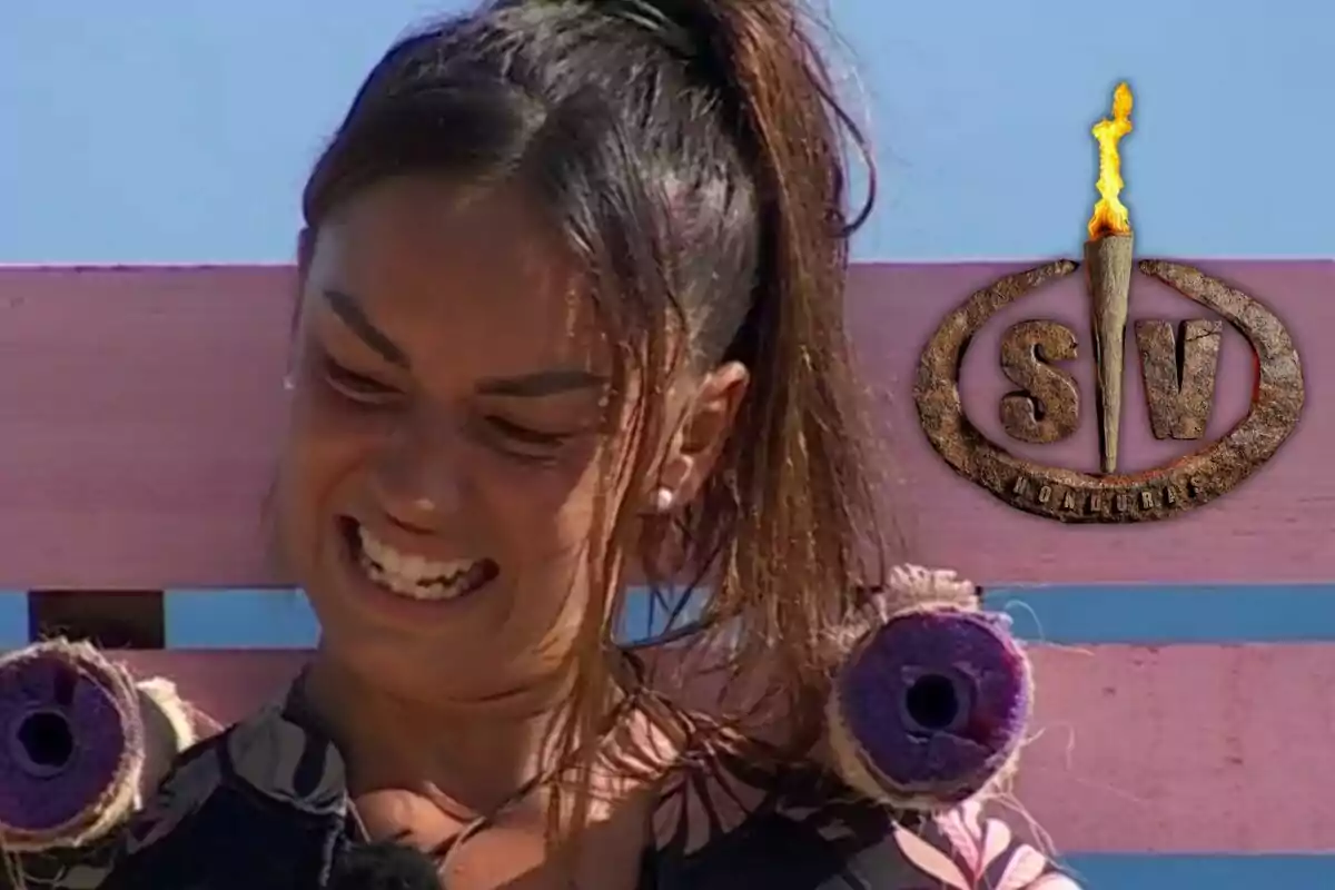 Anita amb expressió d'esforç o concentració, amb un fons blau i rosa i un logotip d'un programa de televisió a la cantonada.