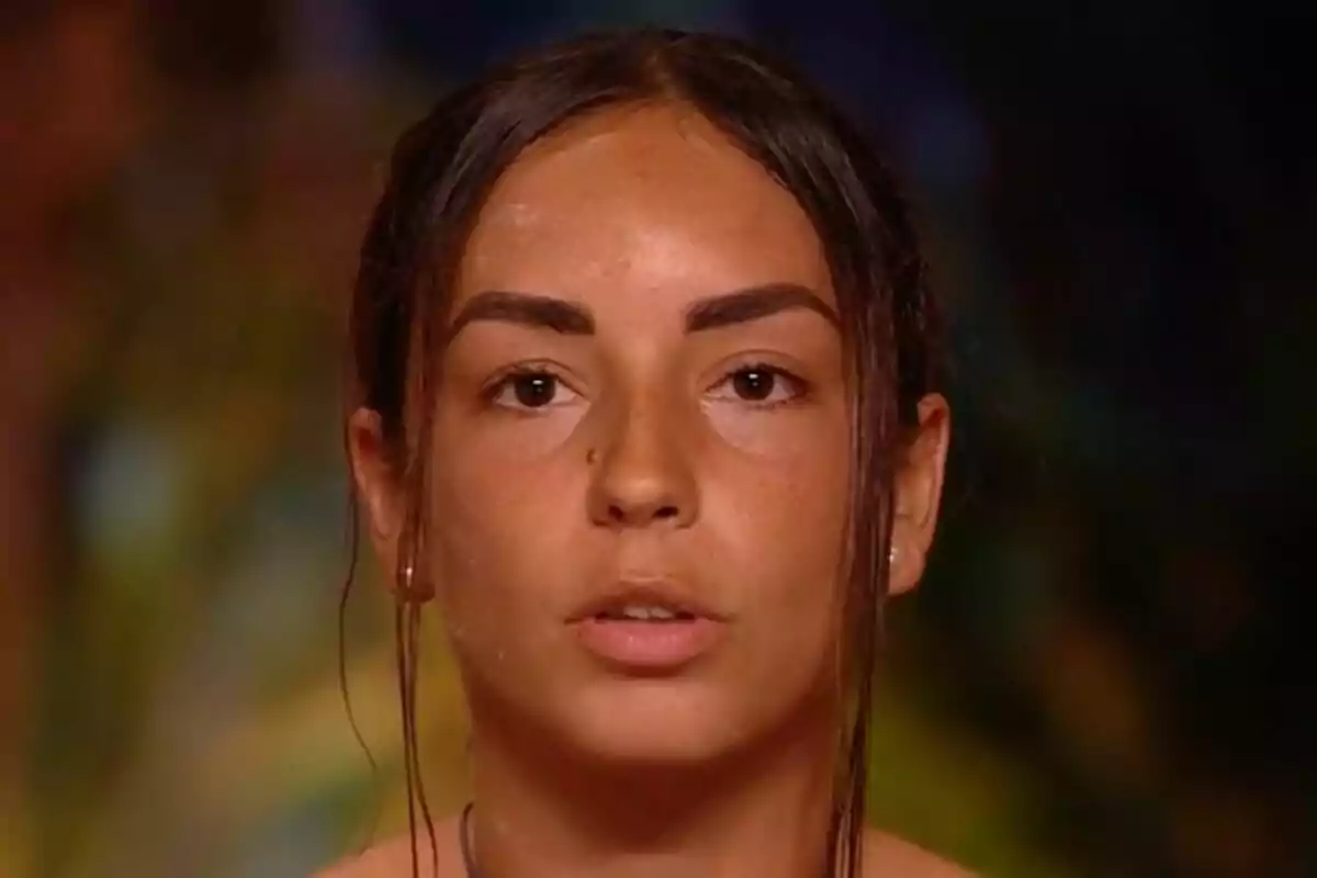 Anita amb expressió seriosa mirant al front en un entorn desenfocat. Captura de 'Supervivientes'