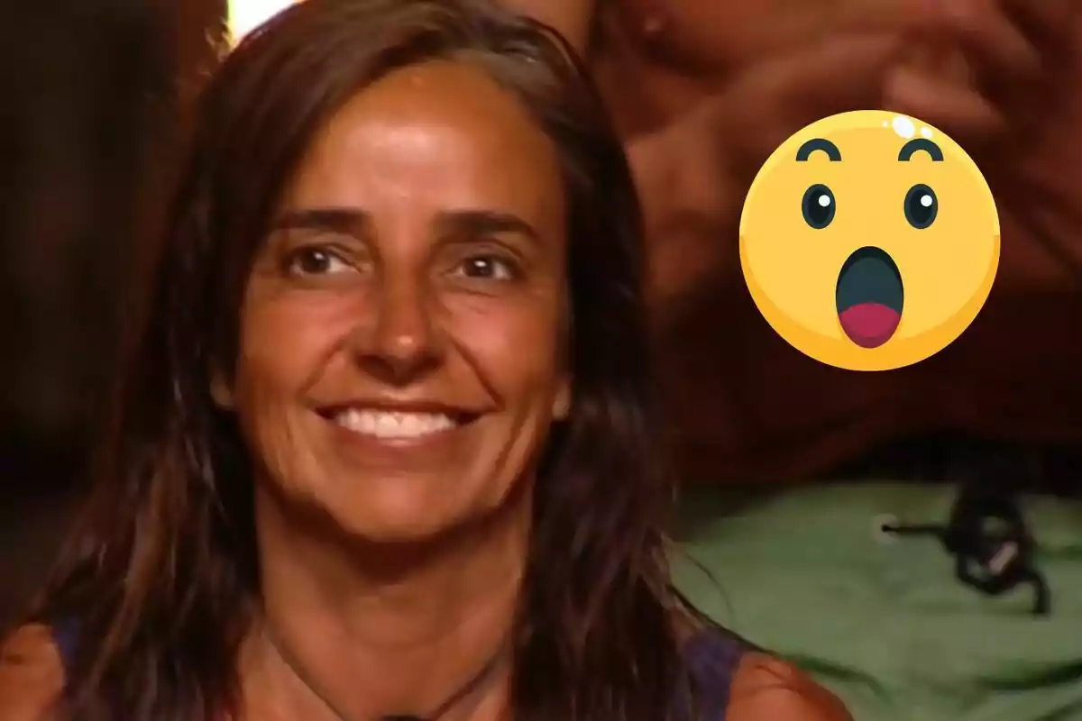 Carmen Alcayde somrient amb un emoji sorprès al costat.