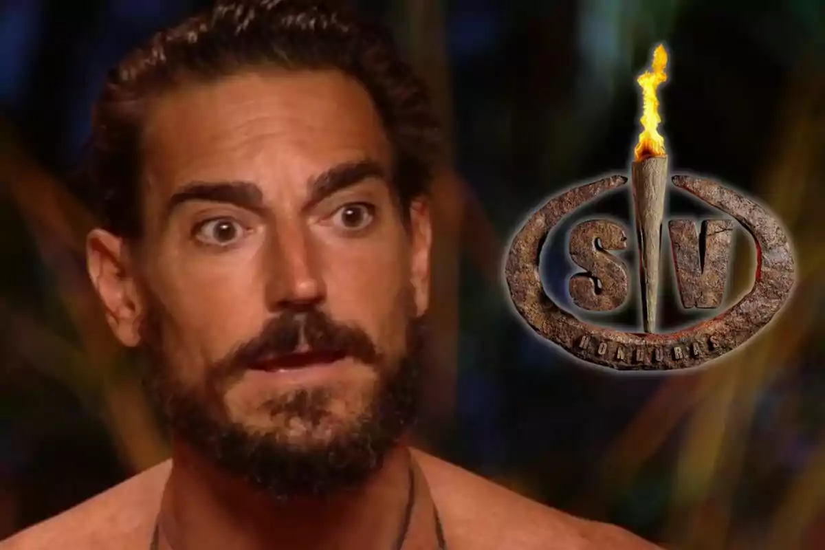 Damián Quintero amb expressió sorpresa al costat d'un logotip que té una torxa encesa i les lletres "SV" en un entorn fosc.