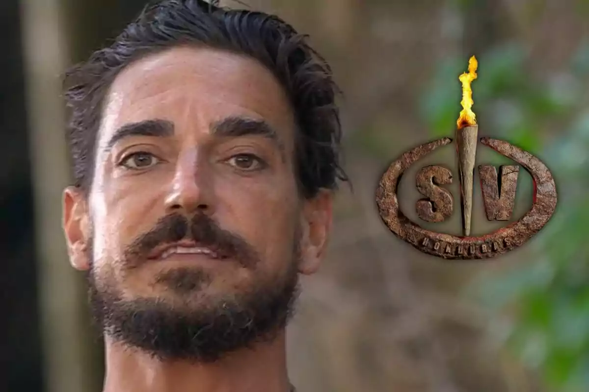 Damián Quintero apareix en primer pla al costat del logotip d'un programa de televisió amb una torxa encesa.