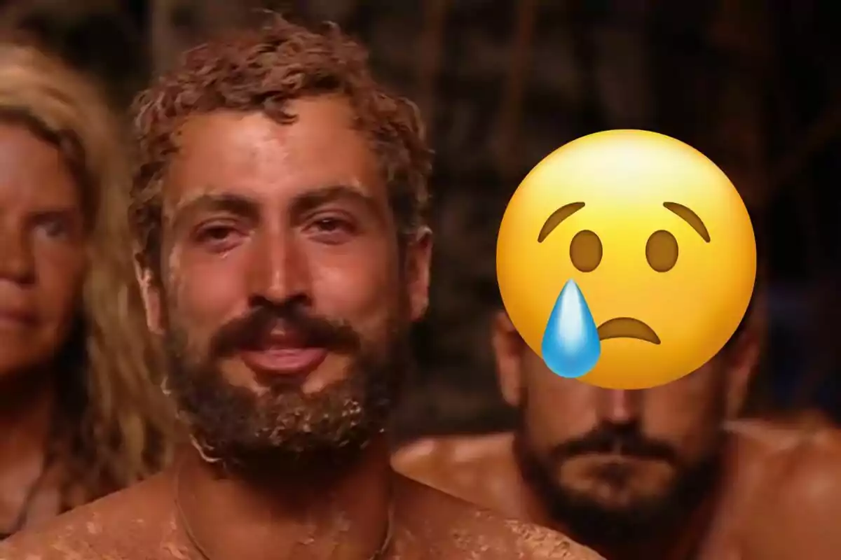 Joshua Velázquez sembla emocionat mentre un emoji de cara trista amb una llàgrima cobreix parcialment una altra persona al fons.