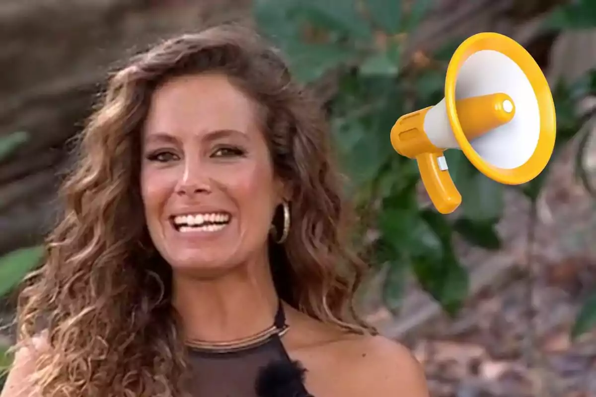 Laura Madrueño somrient amb un megàfon groc i blanc dibuixat al seu costat