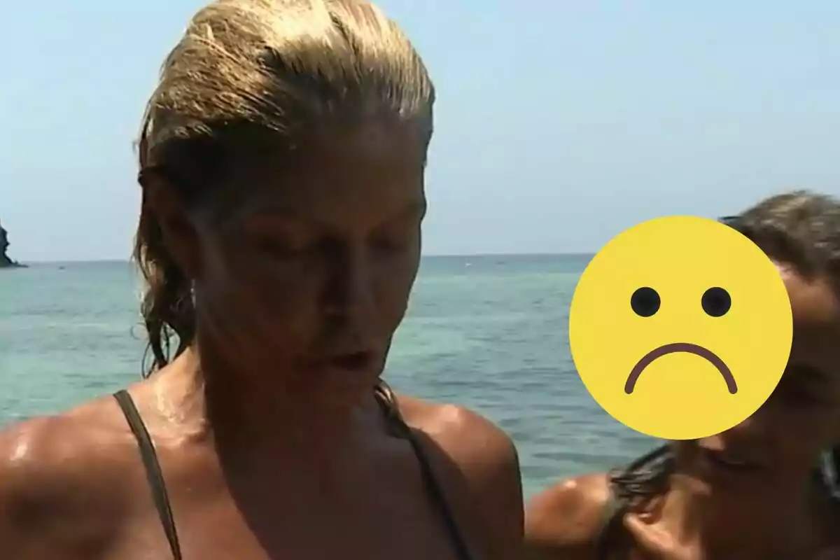 Makoke a la platja amb un emoji de cara trista cobrint el rostre d'una d'elles.