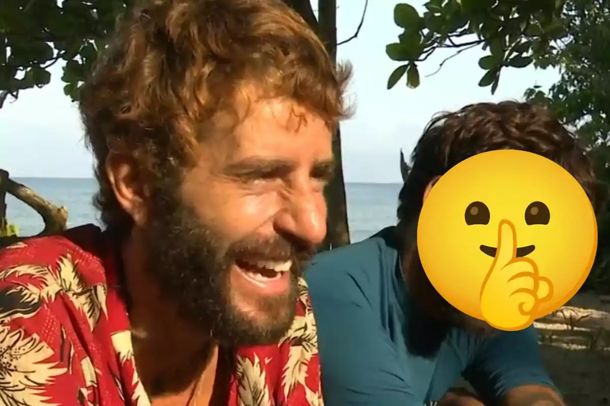 Pelayo Díaz amb camisa estampada somriu a l'aire lliure al costat d'una altra persona el rostre de la qual està cobert per un emoji de silenci.