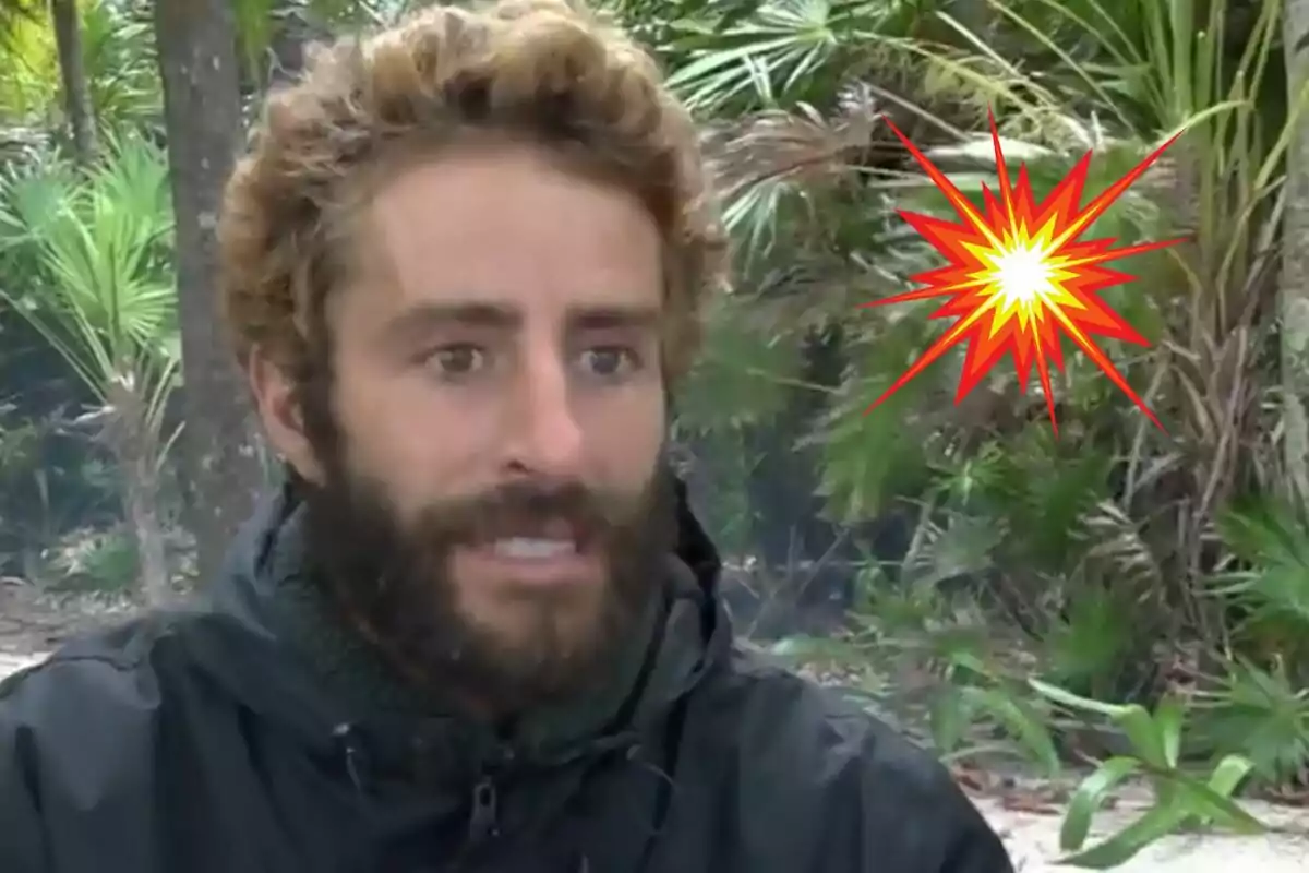 Pelayo Díaz està en un entorn selvàtic amb un efecte gràfic d'explosió al seu costat.